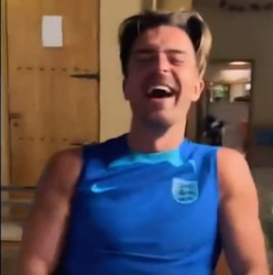 💩😂 | Shaw onder gesaust met vogelpoep, Grealish gaat STUK: 'Hij zat recht boven je!'