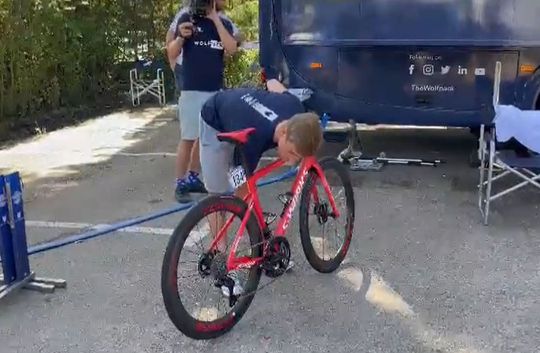 🎥 | Nieuw speelgoed voor Remco Evenepoel: laatste Vuelta-rit op een knalrode fiets