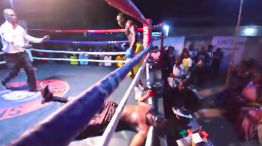 🎥 | Tanzaniaanse bokser kent droomdebuut en slaat opponent DOOR de touwen KO