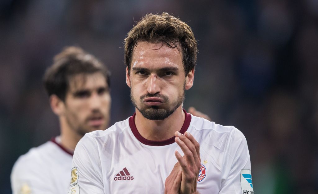 Hummels met golfkarretje van trainingsveld afgevoerd