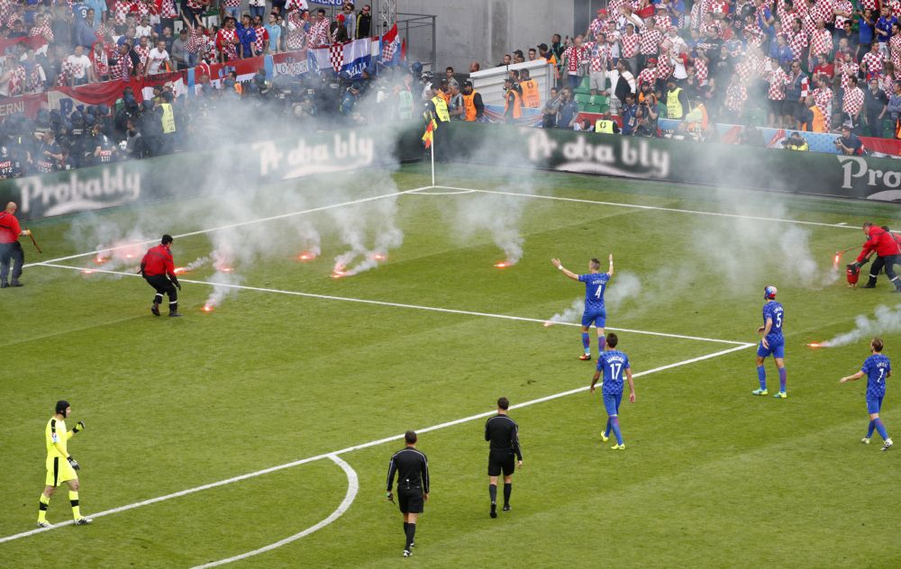 De reden waarom Kroatië-fans vuurwerk gooiden (video)