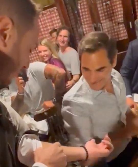 🎥 | Roger Federer knuffelt superfan in restaurant: 'Ik heb zelfs een tattoo van jou!'