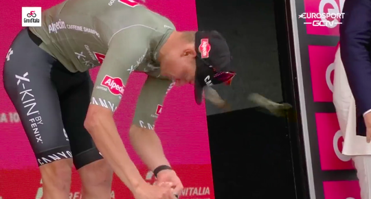 🎥🍾 | Ouch! Mathieu van der Poel schiet kurk van champagnefles in eigen oog