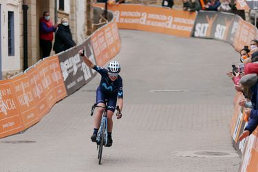 🎥 | Annemiek van Vleuten sloopt de concurrentie in bergrit Ronde van Valencia