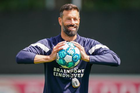 Prima (officieus) debuut voor trainer Ruud van Nistelrooij: PSV sloopt Duitse club