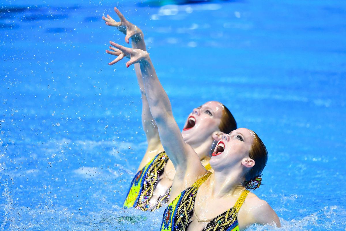 De tweelingzusjes De Brouwer missen op 1 plekje de WK-finale synchroonzwemmen