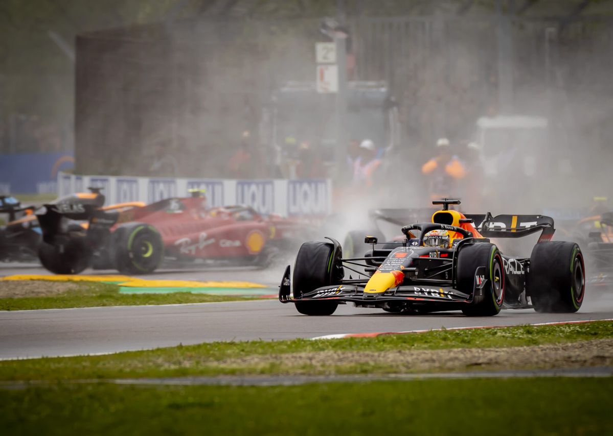 Verstappen rijdt iedereen aan gort in Imola en loopt flink in op Leclerc