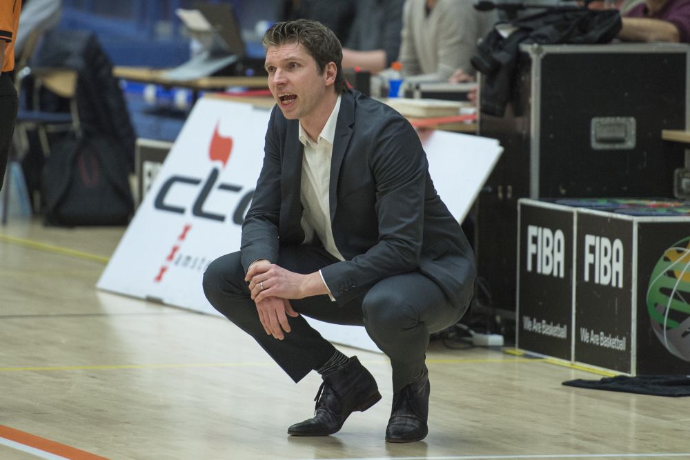 Bondscoach De Wit moet basketballers verlaten vanwege gezondheid