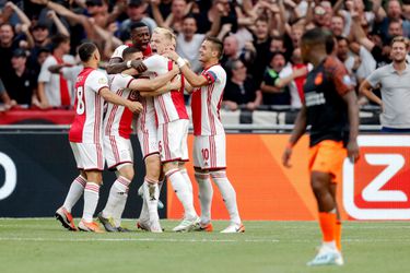 Ajax pakt na de landstitel en de beker ook de Johan Cruijff Schaal na simpele zege op PSV