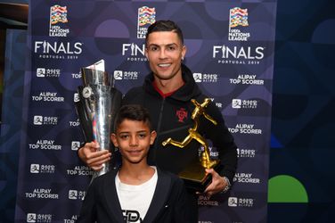 11-jarig zoontje van Cristiano Ronaldo tekent zijn eerste contract bij Manchester United