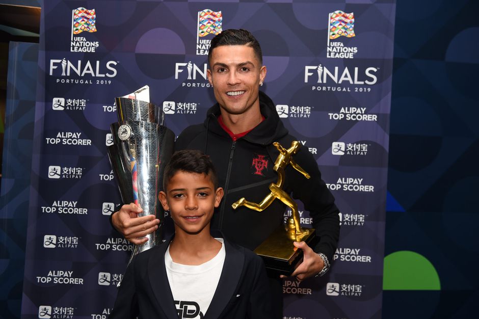 11-jarig zoontje van Cristiano Ronaldo tekent zijn eerste contract bij Manchester United