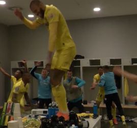 🎥 | Villarreal-spelers dansend op tafel: 1 groot feest in kleedkamer na uitschakelen van Bayern