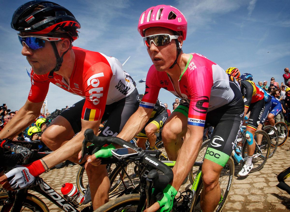 Langeveld valt in Parijs-Roubaix en moet opgeven