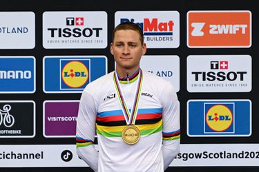 🎥  | Gouden medaille en regenboogtrui: kijk hier de huldiging van wereldkampioen Van der Poel terug