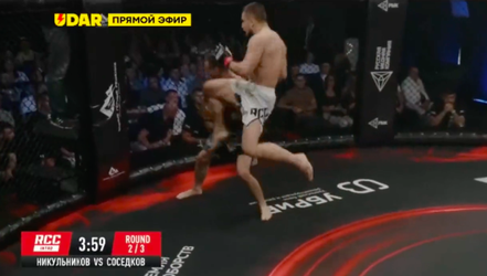 🎥 | WAUW! Dmitry Nikulnikov schopt tegenstander neer met deze vliegende knie