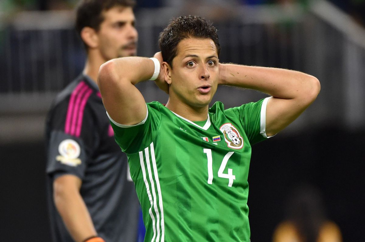 Chicharito neemt 'vechtvoetbal' iets te letterlijk (video)