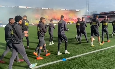 🎥🧨 | Bizarre fakkelzee bij laatste training Cambuur voor Friese derby