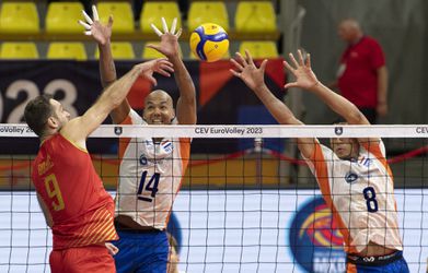 🎥​ | Nederlandse 'Lange Mannen' winnen lastig eerste potje op EK volleybal