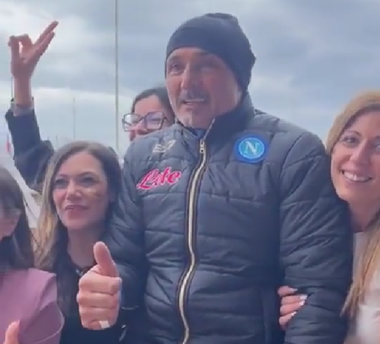 🎥 | Napoli-coach Luciano Spalletti fietst vrijgezellenfeest binnen en ontsnapt niet aan fotosessie