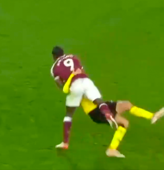 🎥 | West Ham-aanvaller Antonio smijt blokkerende Watford-verdediger tegen de grond