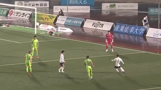 🎥 | Bewussie? Japanner gaat viral met schitterende eigen goal