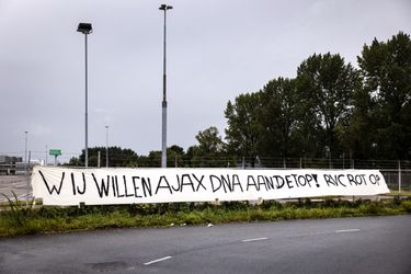 Ajax-supporters hangen spandoek op met 'rvc rot op!'