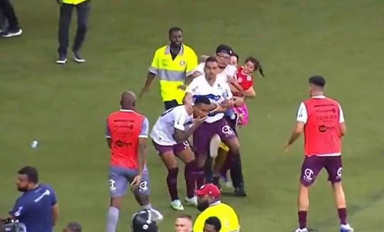 🎥 | Hooligan met kind in zijn arm(!) schopt speler tegenpartij in zijn ballen