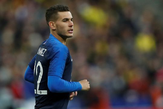 Ontgroening Lucas Hernández bij 'Les Bleus': La la la la la Bamba!