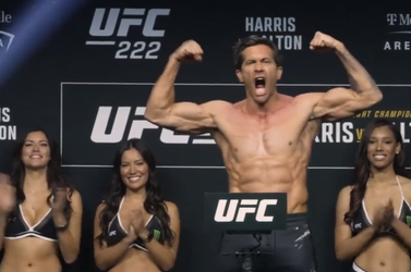 🎥 | Acteur Jake Gyllenhaal gespierder dan ooit in 'neppe' UFC-staredown met Jay Heiron