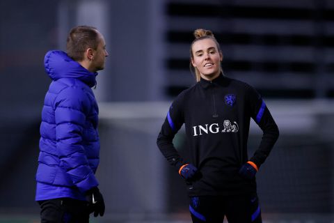 Jill Roord vindt Oranje-bondscoach Mark Parsons lang van stof: 'Besprekingen duren gevoelsmatig 3 uur'