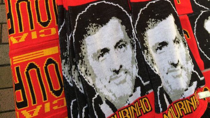 Te koop bij Old Trafford: Mourinho-sjaals