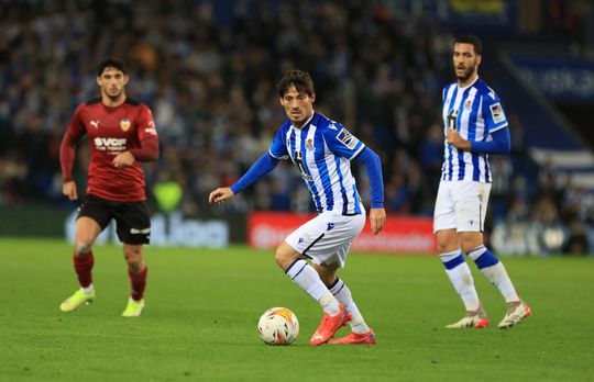 Een van de beste Spaanse middenvelders ooit plakt er nog een jaartje aan vast