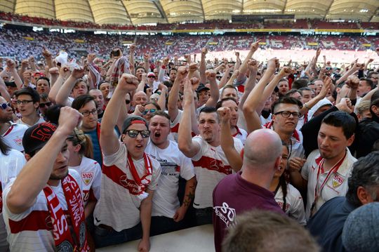 Stuttgart-fans pikken het niet meer en bestormen veld (video)