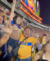 👀 | Voetbalsupporter toont tieten na winnende goal, mannelijke fans worden leip
