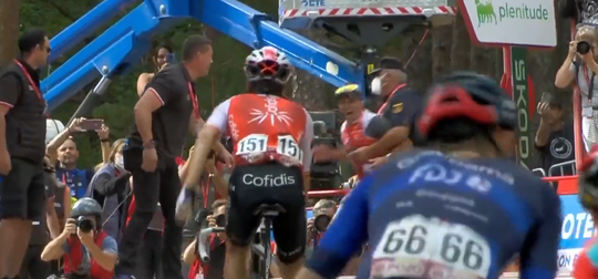 🎥 ​| Verzorger van etappewinnaar Vuelta mag niet juichen: politie beukt hem van de weg