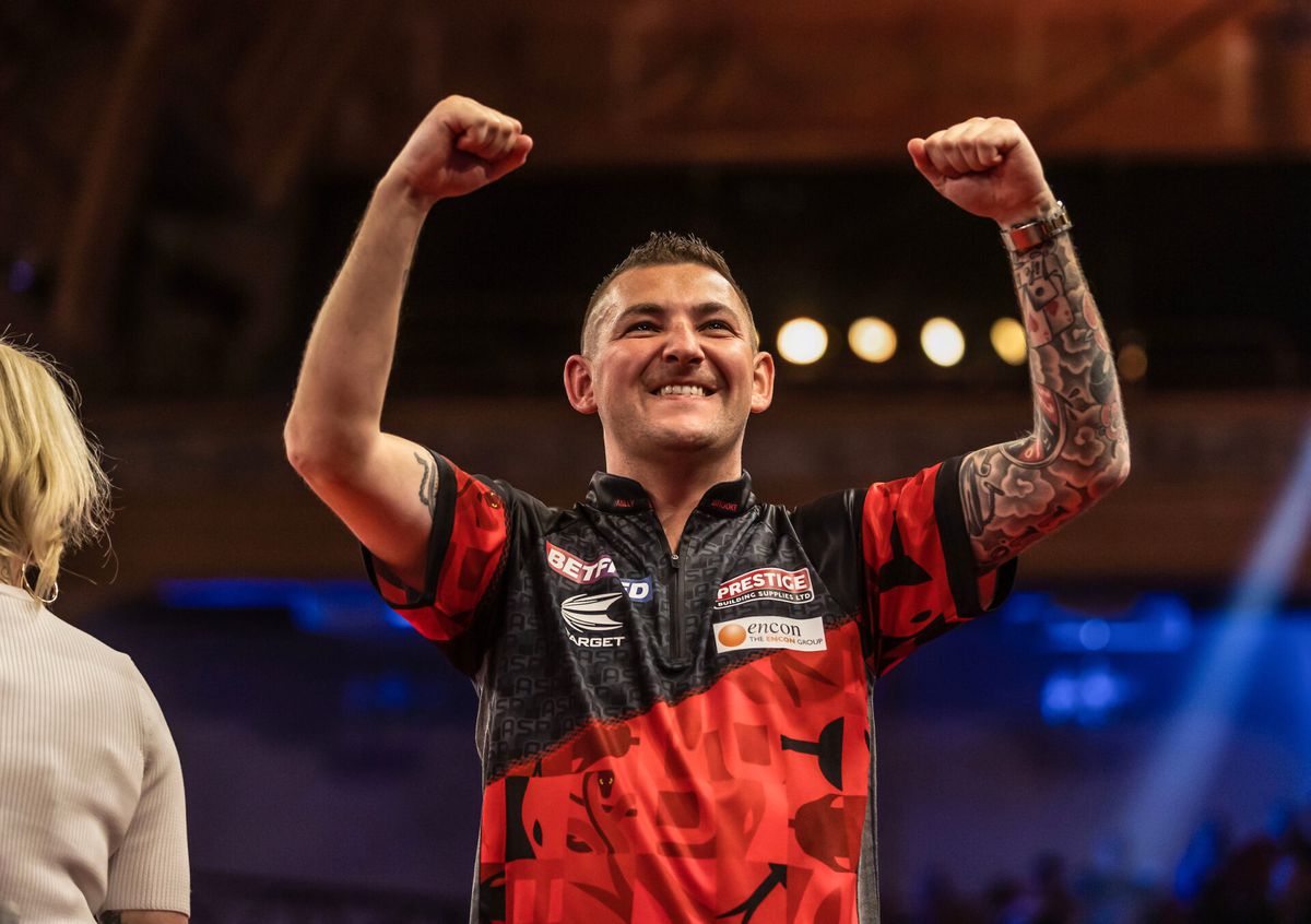 In sfeerloze pot boekt Nathan Aspinall ticket voor World Matchplay-finale, Clayton is zijn tegenstander