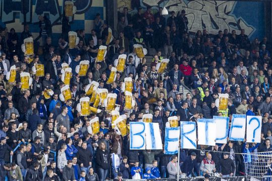 KNVB krijgt tik op de vingers: 'Bier officieel verboden in stadion'