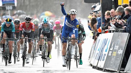 Fabio Jakobsen wint knap de Scheldeprijs, Groenewegen gediskwalificeerd (video)