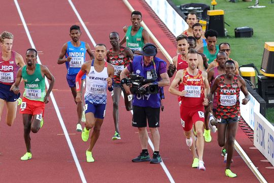 🎥​ | Cameraman loopt bij steeplechase-finale zomaar de atletiekbaan op