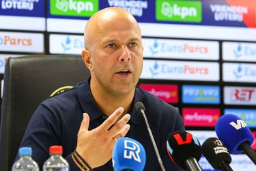 Arne Slot teleurgesteld in puntverlies Feyenoord in seizoensopener: 'Kan ze niets verwijten'