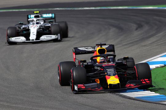 Verstappen op 1e startrij na motorsputterende kwalificatie