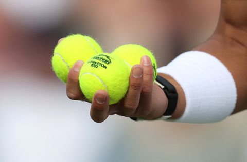 Dit is waarom tennissers vaak de ballen controleren voorafgaand aan hun service