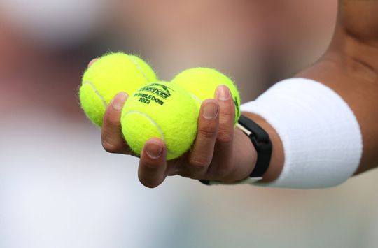 Dit is waarom tennissers vaak de ballen controleren voorafgaand aan hun service