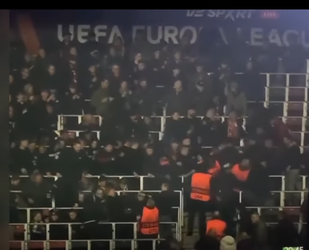🎥​ | Feyenoord-fans knokken bij Midtjylland met beveiliging