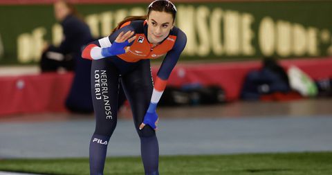 Femke Kok wint van Jutta Leerdam op de 500 meter bij EK sprint