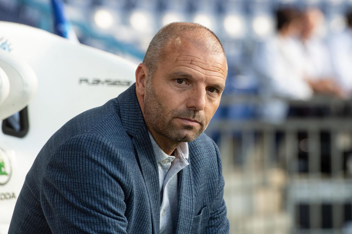 Chagrijnige VVV-coach Steijn houdt niet van transferbeleid Eredivisie-clubs: 'Daar lopen we vaak tegenaan'