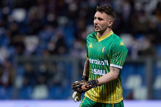 🎥 | Modena-keeper trapt uit en scoort in slotminuut de winnende goal