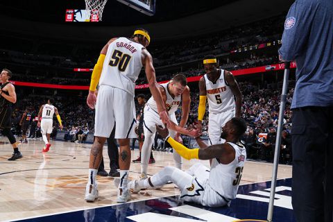 Meest waardevolle speler NBA beukt tegenstander naar de grond: 'Ik voel me er slecht over'