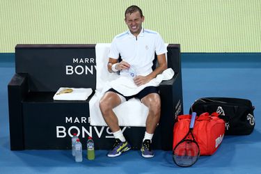 🎥 | Tennisser Dan Evans pislink na lange toiletbreak van Karatsev: 'Schandalig, fuck hem!'