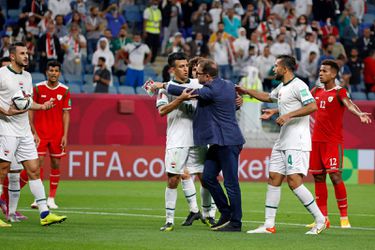 Petrovic stapt bij debuut als Irak-bondscoach het veld op om penaltynemer aan te wijzen